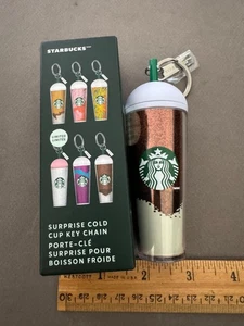 2025 STARBUCKS SURPRISE COLD CUP SCHLÜSSELANHÄNGER GEÖFFNET GLITZER TASSE - Bild 1 von 7