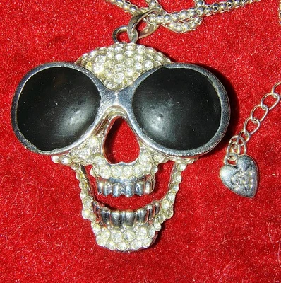 Collar colgante con calavera de diamantes de imitación firmado por Betsy Johnson con gafas de sol Foto 1 de 2