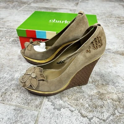 Sandalias de tacón Charles By Charles David para mujer con 10 tiras de cuña Bloomer de gamuza Foto 1 de 4