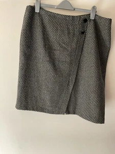 Women’s Size 20 TU Winter Warm Black And Grey Skirt - Picture 1 of 2