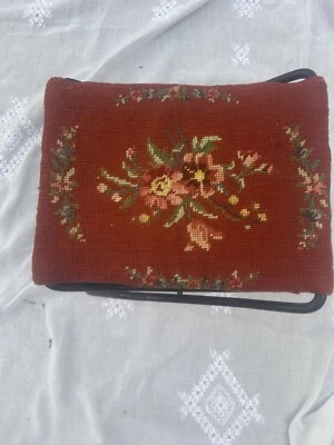 Antiguo taburete plegable con pie de punto de cruz a punta de aguja granate floral flor portab Foto 1 de 4