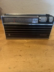 Radio portatile vintage Panasonic FM/AM AC/Batteria RF-728 parte/ripristino - Foto 1 di 9