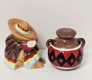 Salero y pimentero de cerámica, hombre en un sombrero mexicano y jarra de agua/whisky - Imagen 1 de 5