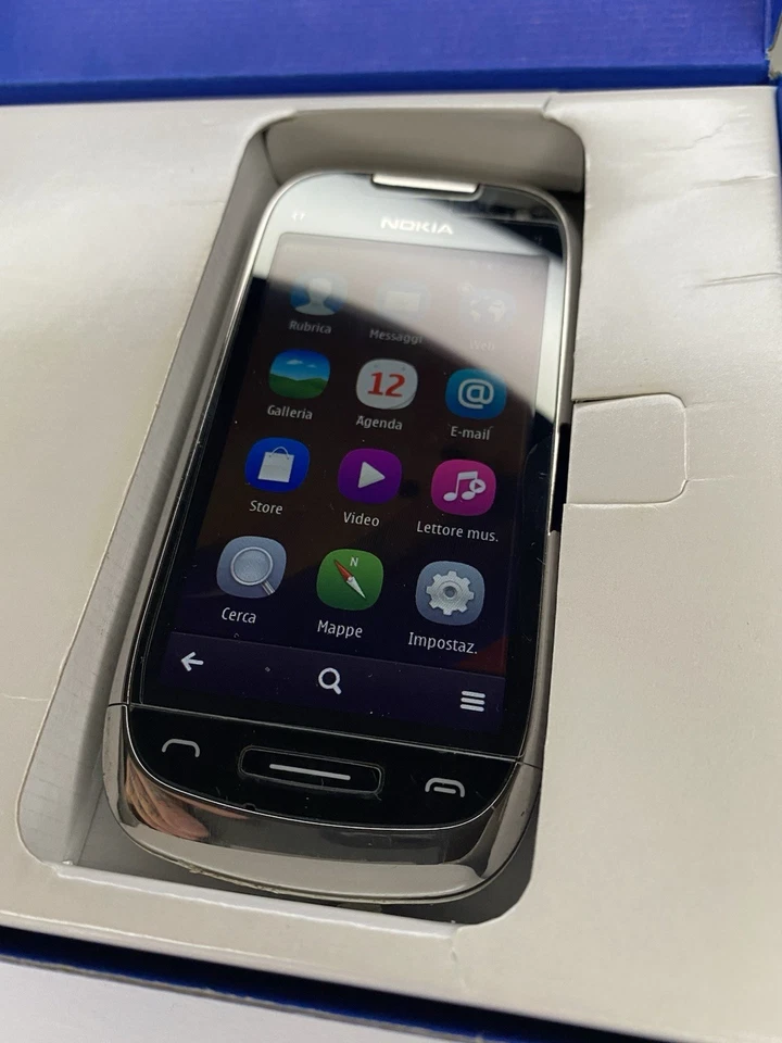 Smartphone Nokia C7 e navigatore da macchina vintage Nokia - Immagine 1 di 4