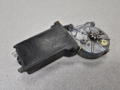 NICE USED ORIGINAL PORSCHE 911 TARGA PASSENGERS DOOR POWER WINDOW MOTOR 74-77 1 - Изображение 1 из 4