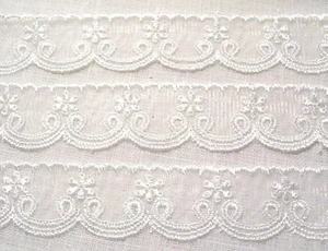 D03 - DENTELLE GALON VAGUE FLEUR TULLE BRODÉ BLANC CRÈME NACRÉ ** 3 cm ** POUPÉE - Picture 1 of 1