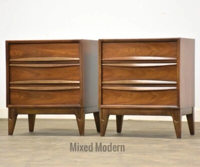 Mesitas de noche modernas de mediados de siglo de nogal un par Foto 1 de 4