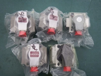 MOOG ELECTRO HYDRAULIC SERVOVALVES WITH MOOG TESTER.  4 MOOG AND 1 STAR VALVES. - Image 1 of 4