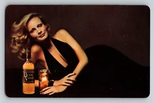 Tarjeta Intercambiante Terciopelo Negro Whisky Rubia Pinup Intercambio Tarjeta Jugar Tarjeta Publicidad - Imagen 1 de 2