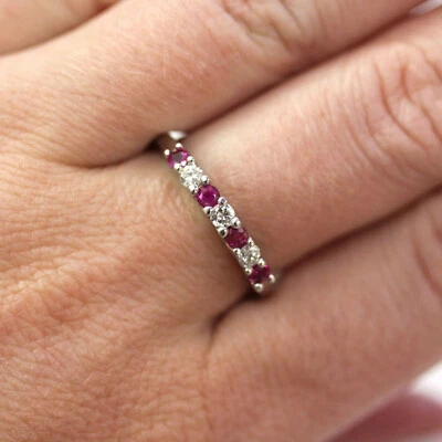 Anillo de banda alternativa de oro blanco sólido de 14 k con rubí natural y diamantes de 0,5 quilates de 2,5 mm Foto 1 de 4