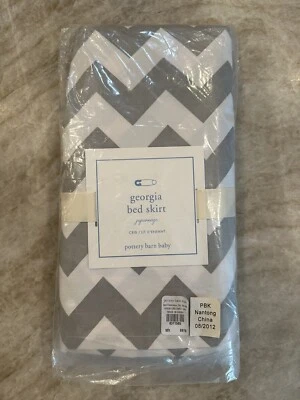 Nuevo en Paquete Pottery Barn Bebé Niños Georgia Chevron Cuna Cama Falda 16" Gris Caída Zig Zag Foto 1 de 3