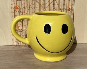 3 3/4" hohe gelbe Smiley Gesicht • Vintage McCoy TASSE - Bild 1 von 5