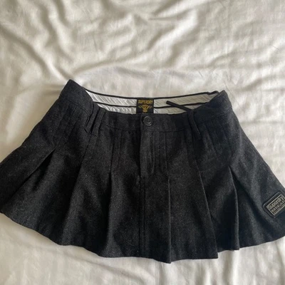 Superdry Micro Mini Falda Talla M Plisada Mini Y2K Vintage Logo Gris 73% Lana Foto 1 de 4