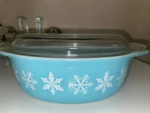 PYREX SNOWFLAKE CASSEROLE DISH 1 1/2 Quart - Picture 1 of 5
