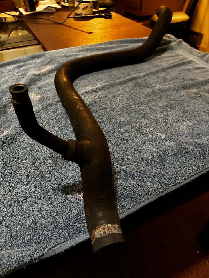 Manguera de radiador inferior de transmisión manual Classic Saab 900 Turbo 1988-1994 Foto 1 de 4