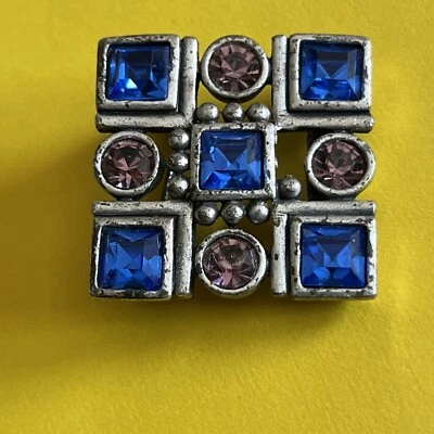 Broche Pin Cuadrado Geométrico Cristal Azul/Rosa Metal Tono Plateado Lia Sophia R11 Foto 1 de 4