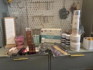 27 teiliges Beauty Paket in voller Größe - Hautpflege, Haare, Nägel, Make-up, Duft - Bild 1 von 8