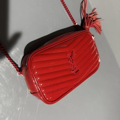 Bandolera Saint Laurent Lou acolchada charol roja Foto 1 de 4