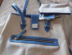 Dooney & Bourke blau Canvas & Leder Beuteltasche Handtasche mit Schlüsselanhänger Kofferanhänger neu ohne Etikett - Bild 1 von 24