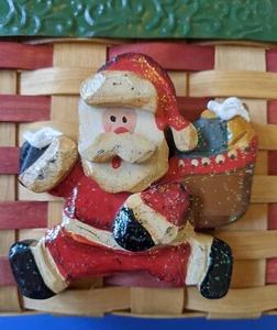 Cesta de mimbre decorativa de Papá Noel con brillo navideño con adornos de metal en relieve - Imagen 1 de 11