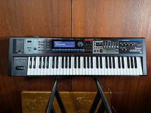ROLAND JUNO-Gi Mobile Synthesizer with Digital Recorder w/ bag power supply - Picture 1 of 14