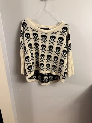 Suéter Love Culture Talla S/M Crema Negro Calavera y Huesos Cruzados Pullover Emo Gótico Foto 1 de 4