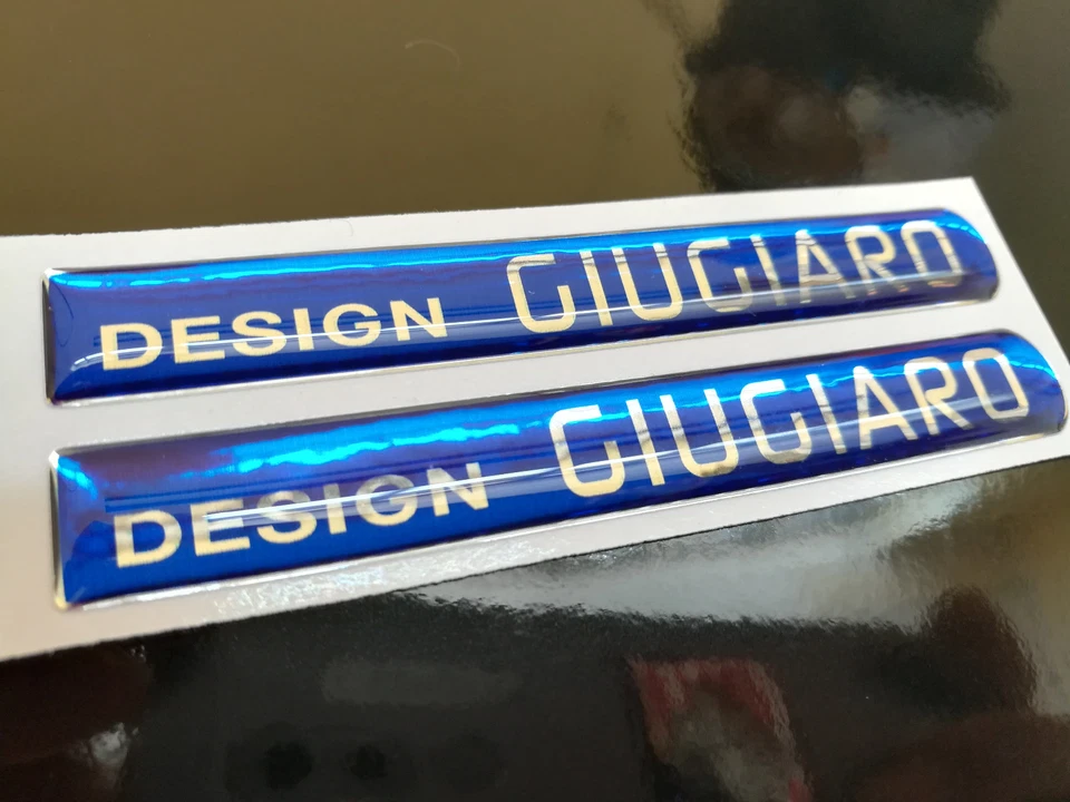 COPPIA ADESIVI RESINATI DESIGN GIUGIARO ALFA ROMEO FIAT ARGENTO CROMO BLU TUNING - Immagine 1 di 1