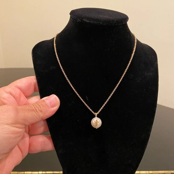 Colar pingente pérola berloque logotipo T ouro prata e ouro rosa TORY BURCH - Imagem 1 de 1