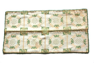 Napperon ancien en coton et broderie. 45 x 23 cm - Photo 1/4