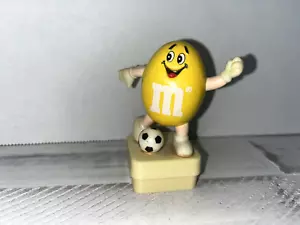 Topper tubo calciatore M&M Candy giallo arachidi 1992 - Foto 1 di 8