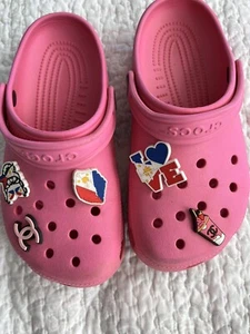 Rosa Crocs Junior Größe 3 mit 5 Dekoartikeln CC LOVE usw. Slipper kleine Schuhe - Bild 1 von 10