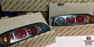 NUEVO OEM TOYOTA SUPRA JZA80 1997-1998 LUZ TRASERA NEGRA JUEGO DE 2 PIEZAS ACTUALIZACIÓN Foto 1 de 4
