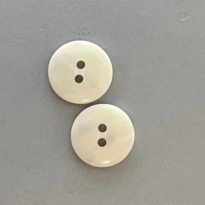 5pc Ivory Cream Flat 2 Hole Round Buttons 16mm Mother Of Pearl Shell - Image 1 of 4