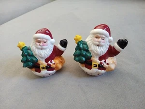 Vintage Weihnachtsmann Salz Pfefferstreuer Paar mit Weihnachtsbaum Keramik - Bild 1 von 15