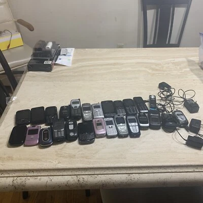 Lot of 25 Mixed  BlackBerry, lg, Verizon, Nokia,Motorola, Samsung Flip phones - Image 1 of 4