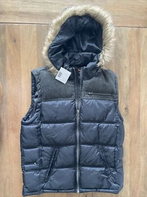 Chaleco acolchado con capucha y ribete de piel sintética grande Guess Puffer para mujer Foto 1 de 4