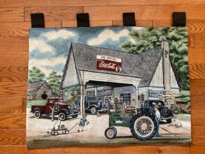 Tapiz colgante de pared Coca Cola/John Deere relleno en recuerdos 26"x36" SIN POSTE Foto 1 de 4