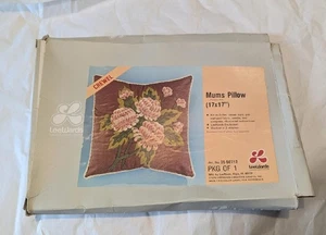 Lee Wards Crewel Pillow Kit Mums 1976 Vintage 1970s NIB "Mums Pillow" - Bild 1 von 3