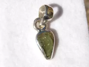 4.82 Carats MOLDAVITE Pendant Set in Sterling Silver! *Chip on bottom* - Picture 1 of 1