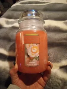 Yankee Candle- FRESH CUT ROSES- Large Jar- 22 Oz- 70+ Hours Burn Time - Picture 1 of 2