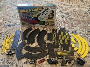 De colección TYCO Race & Chase Slot Car Race Doble Cross Jump Caja Original con Piezas de COCHES - Imagen 1 de 16