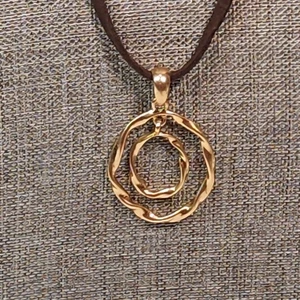 Lia Sophia Halskette goldfarben verdrehte Kreise Anhänger braun Wildlederkordel 16" - 18" - Bild 1 von 9