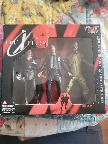 McFarlane Toys The X Files 3-Pack Agent Fox Mulder Dana Scully Attack Alien NIB Cover