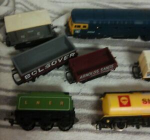 Hornby Railway Model Train And Carriages 