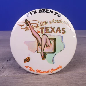 Spilla pulsante commedia musicale Broadway 3,5" Best Little Whorehouse in Texas vintage rara - Foto 1 di 3