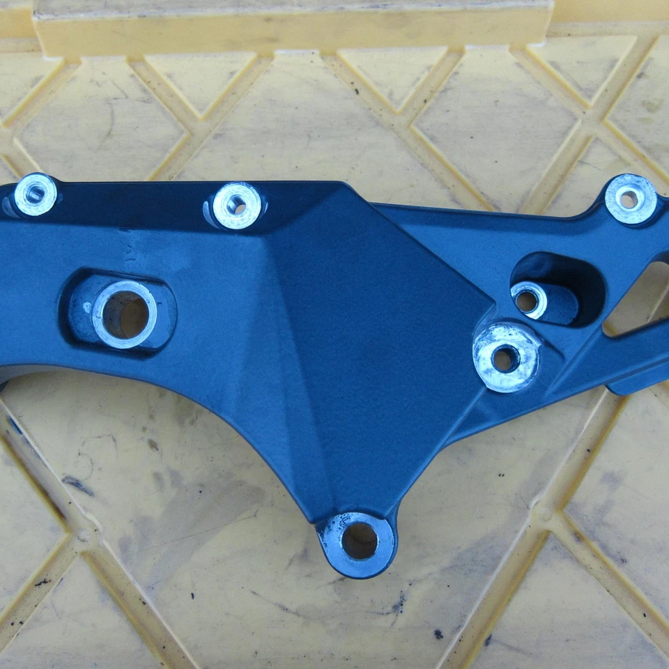 2011 MV AGUSTA BRUTALE 990R OEM КРЕПЛЕНИЕ ПОДРАМНИКА РАМЫ - Изображение 1 из 1