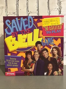 Nuevo SAVED BY THE BELL Juego de Mesa Años 90 Retro Pop TV Diversión Familiar Sin Abrir - Imagen 1 de 6