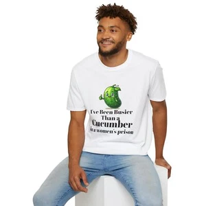 Camiseta Divertida Pepino - Camiseta Unisex "Más Ocupada Que un Pepino en una Prisión de Mujeres" - Imagen 1 de 28