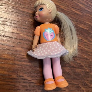 LCB Learning Curve Caring Corners Puppenhaus Mädchen Spielfigur mit Erdbeershirt - Bild 1 von 3