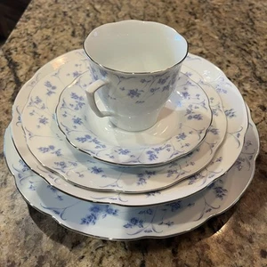 Juego de 20 Piezas Plato Premiere Azul Floral Porcelana Azul Amanecer Nuevo en Caja Nunca Usado Como Nuevo - Imagen 1 de 3